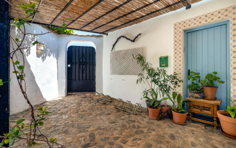 Aparcamiento para bicis en puerta de entrada principal